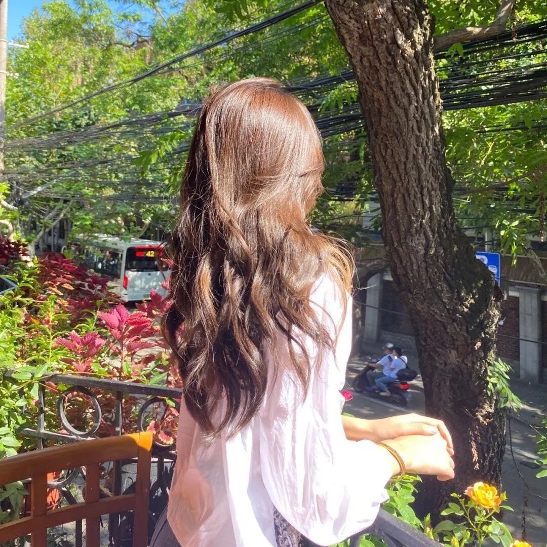 戴流苏耳环的少女